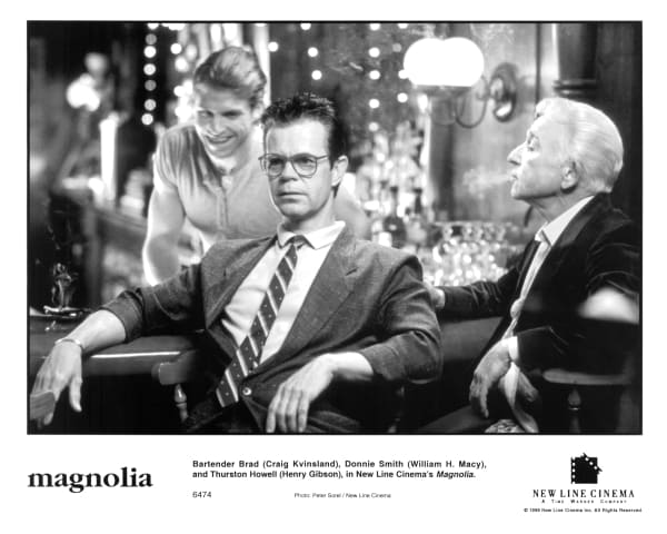 映画『マグノリア』の1シーン。左からクレイグ・クヴィンスランド、ウィリアム・H・メルシー、ヘンリー・ギブソン