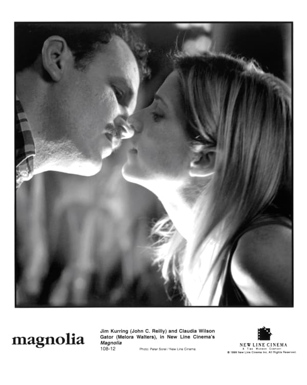映画『マグノリア』の1シーン。ジム役のジョン・C・ライリー（左） クラウディア役のメローラ・ウォルターズ 