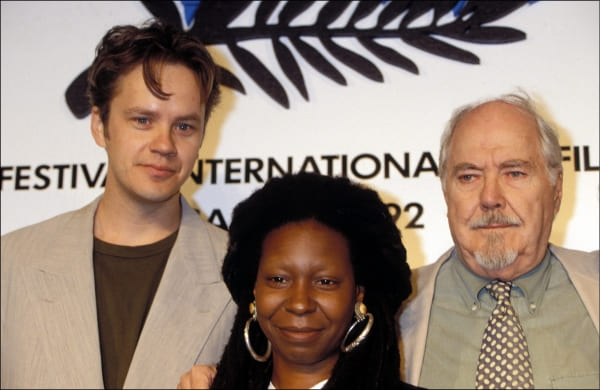 映画『ザ・プレイヤー』左は主演のティム・ロビンス、中央は女優のウーピーゴールドバーグ、右はロバート・アルトマン監督