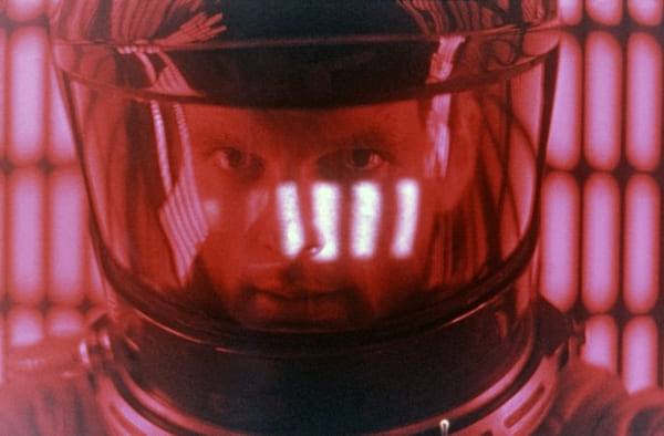 映画『2001年宇宙の旅』の1シーン。ヘルメットに光が映る様は、多くの映画で使用されている。映画『ゼロ・グラビティ』でも引用されている