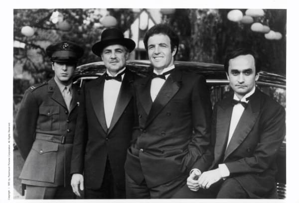 映画『ゴッドファーザー』の1シーン。左からアル・パチーノ、マーロン・ブランド、ジェームズ・カーン、ジョン・カザール