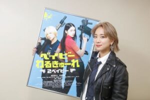 「幸せと同じくらい不安だった」映画『ベイビーわるきゅーれ 2 ベイビー』主演・伊澤彩織の公式インタビュー解禁