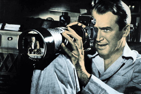 映画『裏窓』のワンシーン。カメラを構えているのは主役を演じるジェームズ・スチュアート