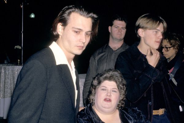 ジョニー・デップ（左）、母親役のダーレン・ケイツ（中央）、レオナルド・ディカプリオ（右）