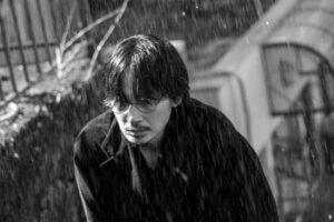 主演・綾野剛が、憂いながら雨の中を彷徨う…。芥川賞受賞作品を映画化『花腐し』場面写真解禁
