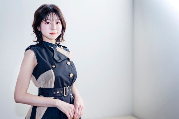 中村静香。スタイリスト：竹上奈実、ヘアメイク：石岡悠希、ワンピース：fufuta 