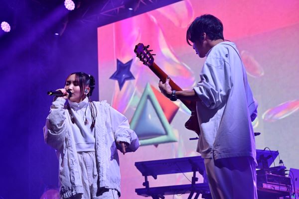 YOASOBI。（左から）ボーカルのikura、コンポーザーのAyase