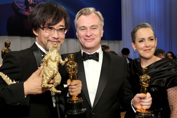 左から第96回アカデミー賞受賞した山崎貴監督、クリストファー・ノーラン、その奥さんで映画プロデューサーのエマ・トーマス