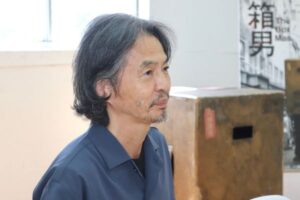 「内面に入っていったら全世界と繋がっている」映画『箱男』石井岳龍監督、単独インタビュー。幻の企画が実現したワケ