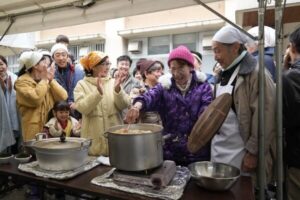 肉なし豚汁にカレー風カレー…なぜ震災当時の炊き出しの味はおかしい？ NHK朝ドラ『おむすび』で振り返る震災の食事情とは？