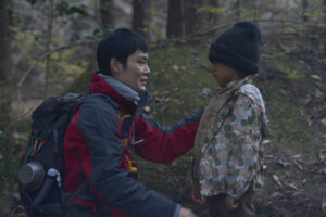 まとわりつく気味の悪さ…。映画『ミッシング・チャイルド・ビデオテープ』“人が消える山”へと向かう本編映像が初公開！