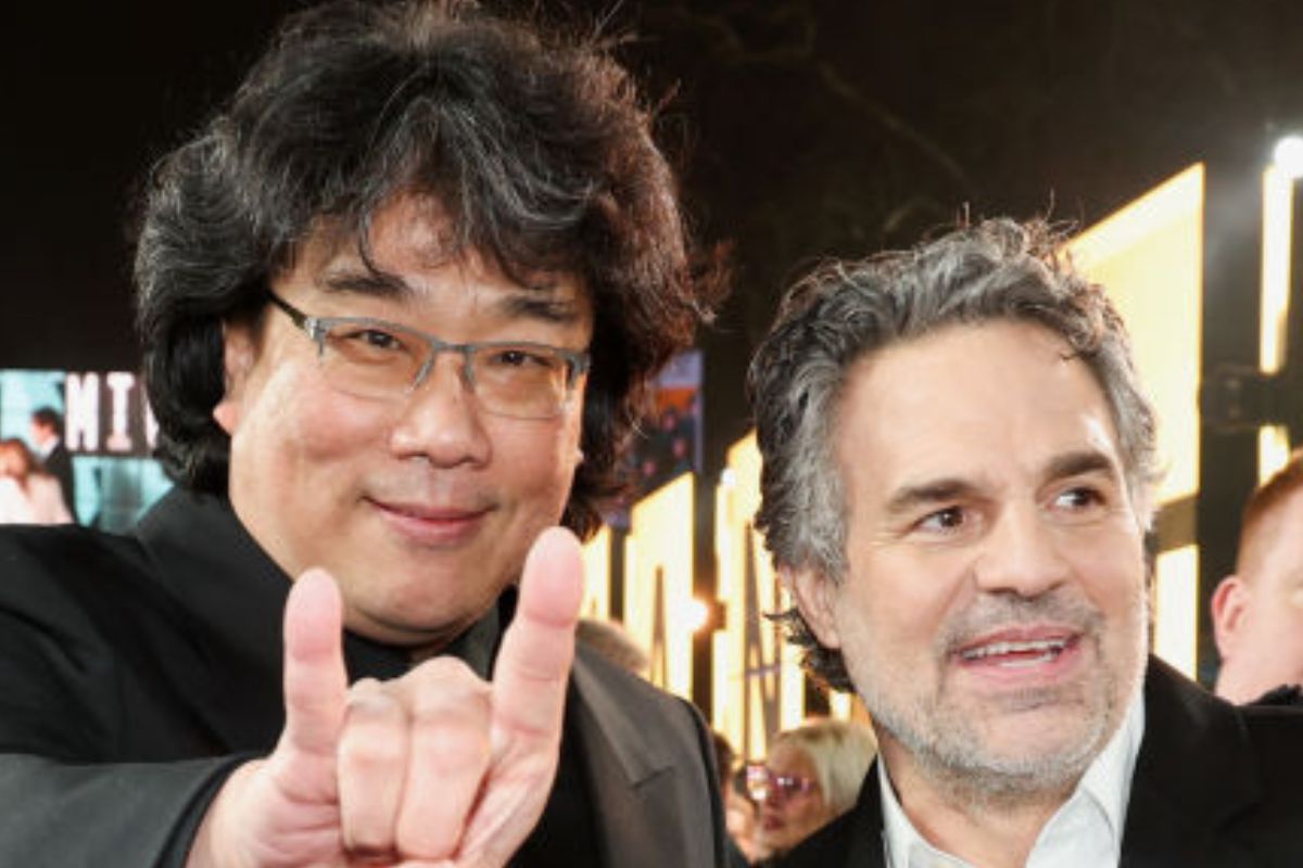 左からポン・ジュノ監督と俳優のマーク・ラファロ