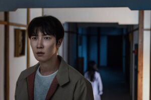 Snow Man・渡辺翔太主演映画『事故物件ゾク 恐い間取り』幽霊らしき少女の後ろ姿が写り込む場面写真8点ゾクゾク到着