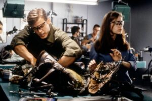 史上最高のバイオレンス映画は？ 洋画の衝撃作（4）人類の非力さが露わに…本物の戦争を想起させる作品は？