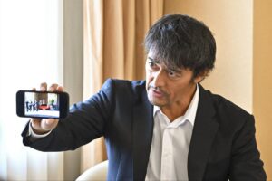 日曜劇場『キャスター』第1話考察レビュー。初回から謎だらけ…阿部寛のド迫力に負けない印象を残した意外なキャストとは？【ネタバレ】