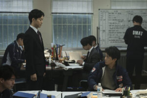 最前線で守るべきは、この国か、目の前にある命か。映画『フロントライン』緊張の＜最前線＞を切り取った場面写真公開