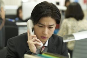 ドラマ『いつか、ヒーロー』第3話考察。曽田陵介“瑠生”が社員証を裏返す仕草が切ない…“深い闇”を感じたセリフとは？【ネタバレ】