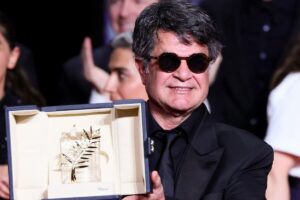 ジャファール・パナヒ監督がイランに帰国！カンヌ国際映画祭パルムドール受賞の快挙を成し遂げた英雄に歓声が鳴り止まず