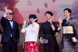 【カンヌ現地取材】パルムドール候補の映画『ルノワール』、レッドカーペットに華やかに登場。映画の聖地に咲いた和の美