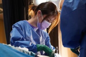 「マスク越しでもこれだけ伝えられる」ドラマ『Dr.アシュラ』監督・プロデューサーが語る、松本若菜の芝居の魅力とは？