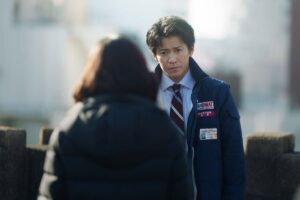 小栗旬、松坂桃李の真剣な眼差しが胸を打つ…映画『フロントライン』圧巻の人間ドラマを切り取った場面写真公開