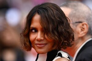 開幕直前に変更されたドレスルールとは？審査員を務めるハル・ベリーもドレス変更を余儀なくされる「露出禁止は妥当なルール」