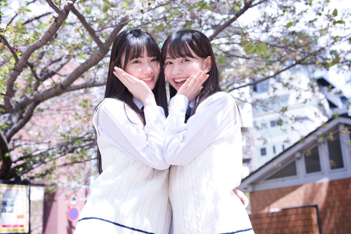左から星乃あんな、河村ここあ　写真：武馬玲子