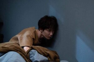 渡辺翔太（Snow Man）主演映画『事故物件ゾク 恐い間取り』事故物件の“謎”に迫っている新場面写真3点がゾクゾク到着