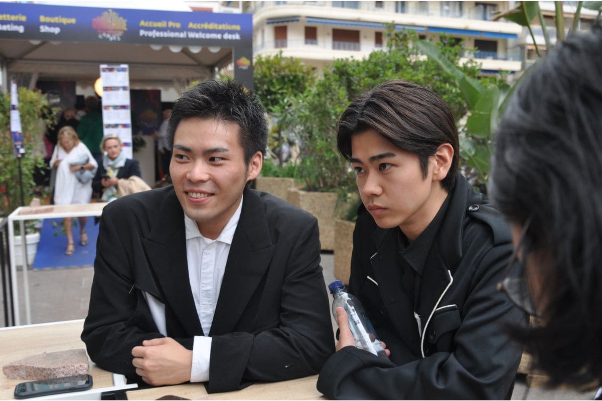 （左から）団塚唯我監督、主演の黒崎煌代【写真：映画チャンネル編集部】
