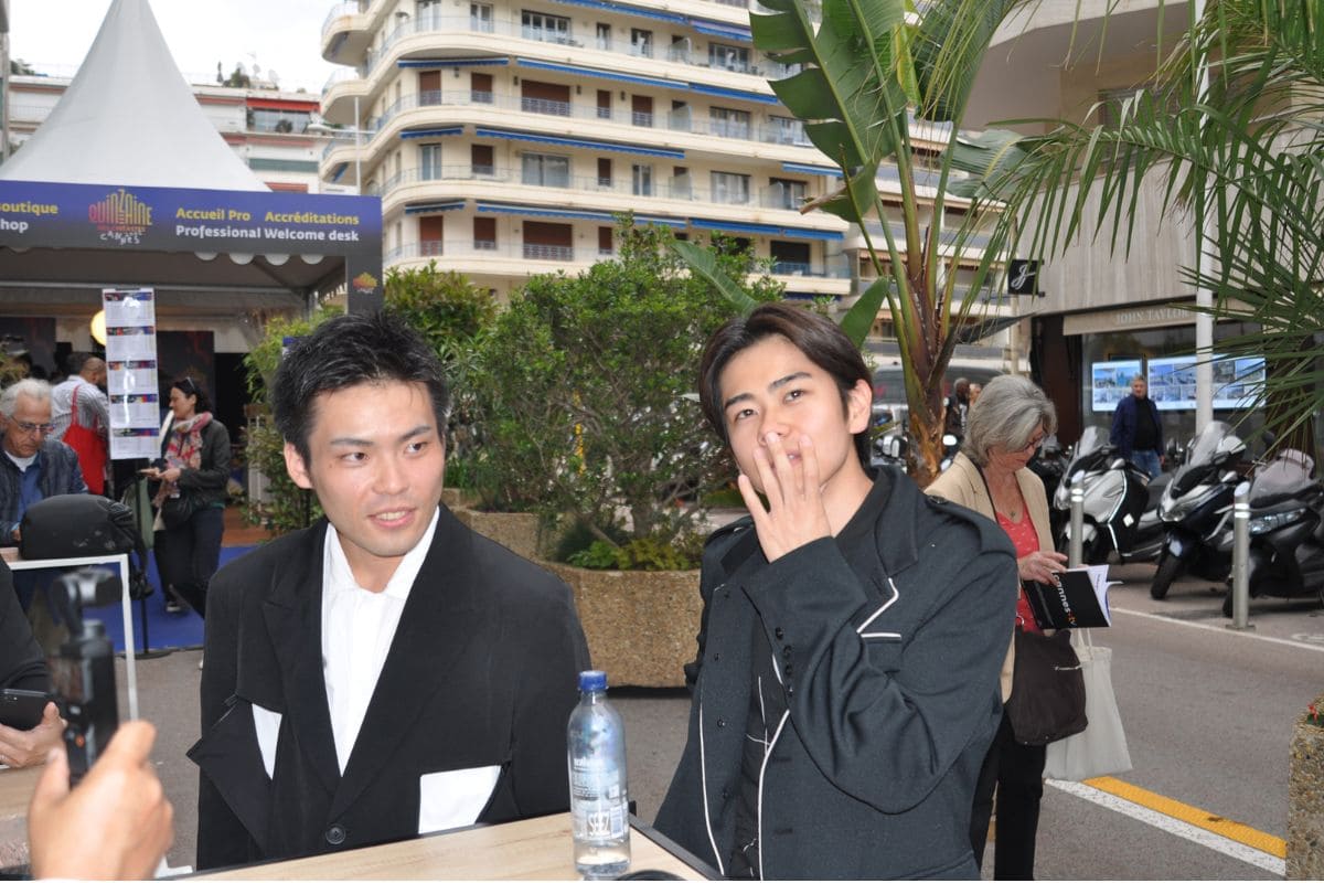 （左から）団塚唯我監督、主演の黒崎煌代【写真：映画チャンネル編集部】