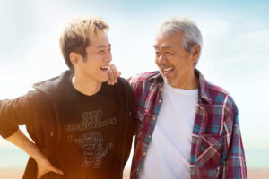 「さすが百戦錬磨のお三方」映画『父と僕の終わらない歌』小泉徳宏監督が語る、実話を映像化する“意義”とは？ インタビュー