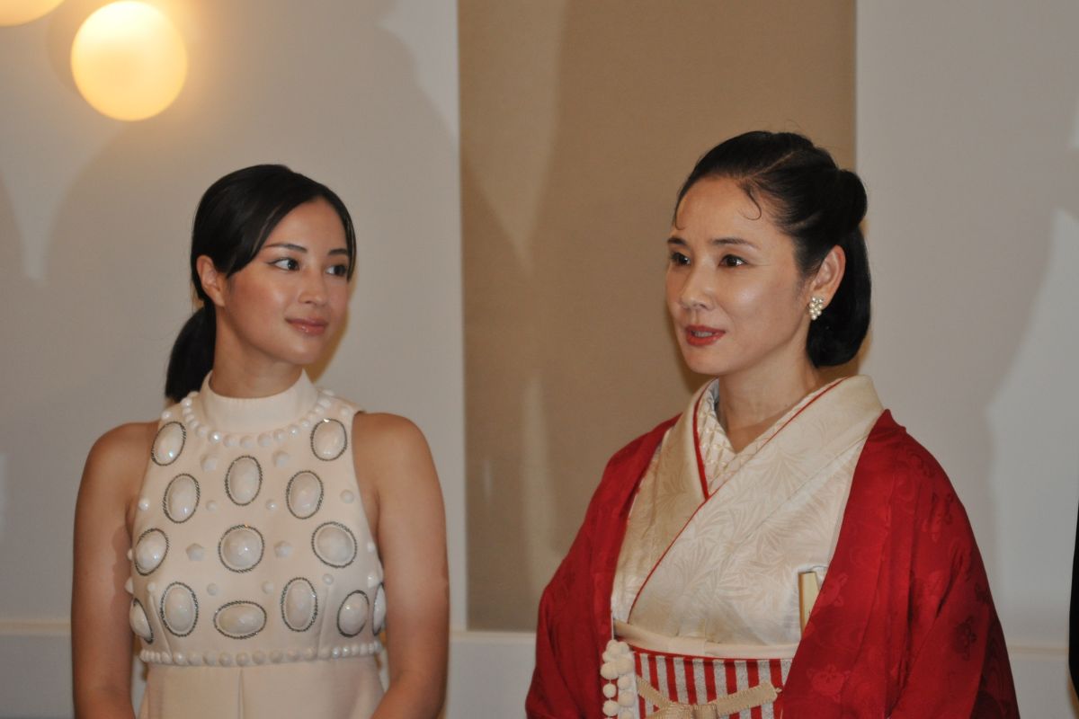映画『遠い山なみの光』（左から）広瀬すず、吉田羊【写真：映画チャンネル編集部】