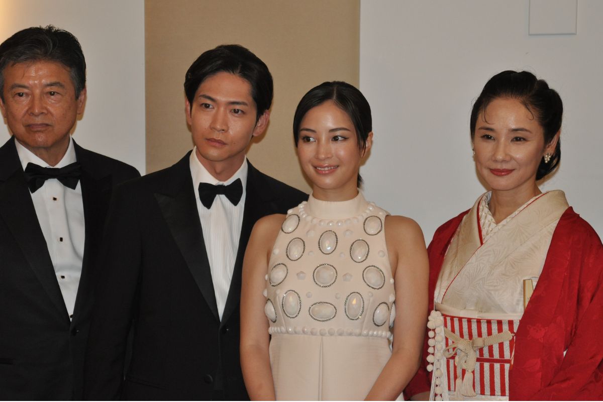 映画『遠い山なみの光』（左から）三浦友和、松下洸平、広瀬すず、吉田羊【写真：映画チャンネル編集部】