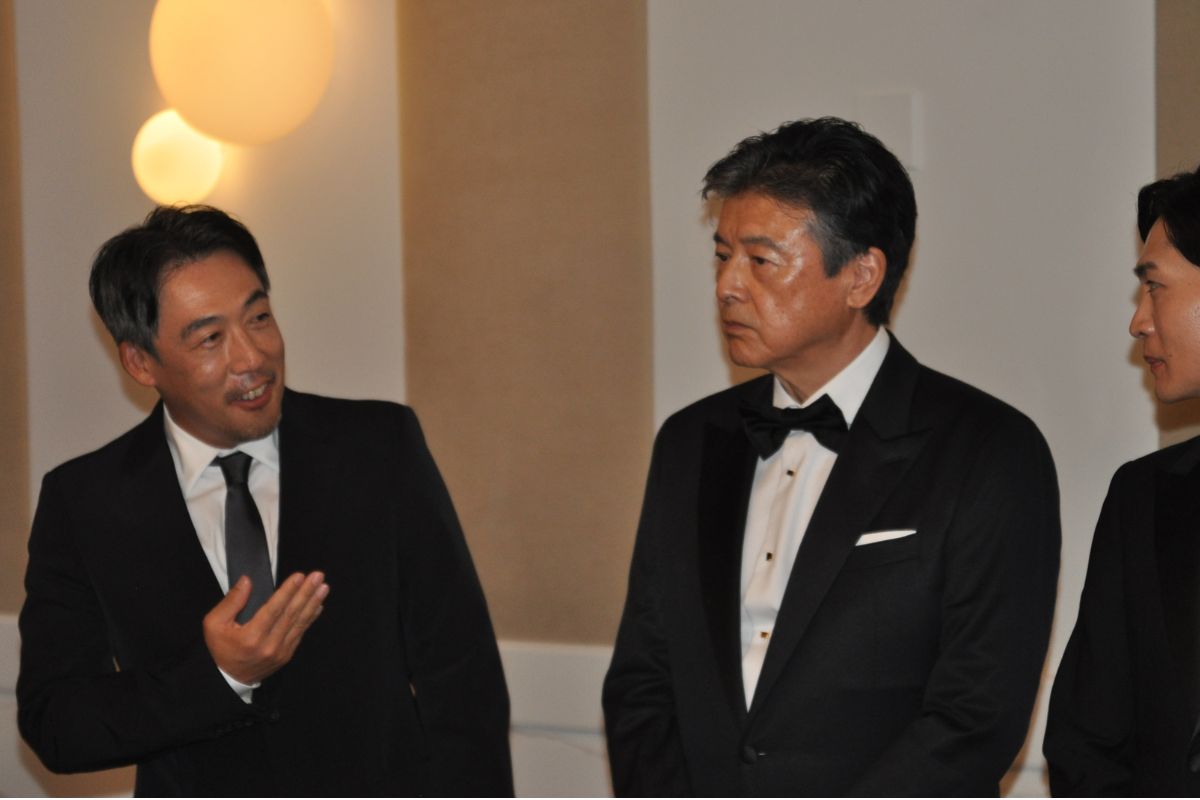 映画『遠い山なみの光』（左から）石川慶監督、三浦友和