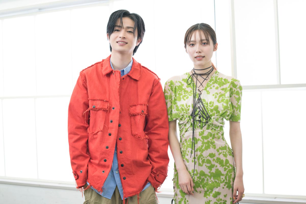 左から曽田陵介、秋田汐梨　写真：武馬怜子