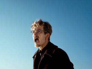 主演ベン・ウィショーの怪演がすごい…！ 映画『リモノフ』破天荒な人生をそのまま映し出した予告映像＆日本版ポスター公開