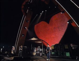 感動の実話を記録したドキュメンタリー映画『キス・ザ・フューチャー』U2がライブを通して人々に勇気を与える…予告編公開