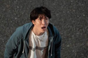 渡辺翔太（Snow Man）主演映画『事故物件ゾク 恐い間取り』新旧主人公を徹底比較！ 場面写真＆新幕間映像公開