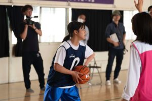 渡邉美穂、撮影でバスケの腕前を披露！ 映画『青春ゲシュタルト崩壊』 W主演、佐藤新との場面写真＆メイキング公開