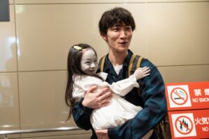 渡辺翔太が白塗りの幽霊子役にメロメロ…映画『事故物件ゾク 恐い間取り』メイキング写真到着！ 舞台裏での意外な交流とは？
