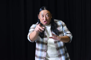 「隙を見つけてアドリブをねじ込んだ」ドラマ『笑ゥせぇるすまん』主演・秋山竜次が語る即興演技術とは？ 単独インタビュー