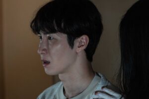 渡辺翔太、渾身の恐怖顔！ 映画『事故物件ゾク 恐い間取り』ゾクゾクが止まらない…幽霊とのツーショット場面写真公開
